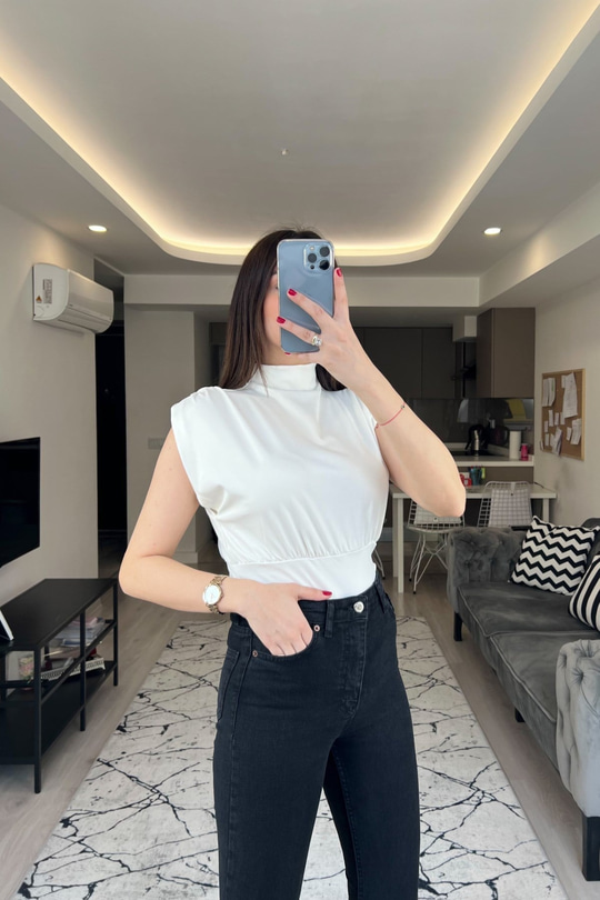Beyaz Dik Yaka Tasarım Bluz