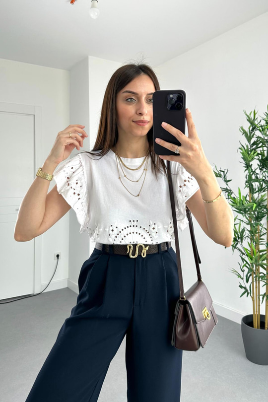 Beyaz Fisto Detaylı Fırfırlı Bluz