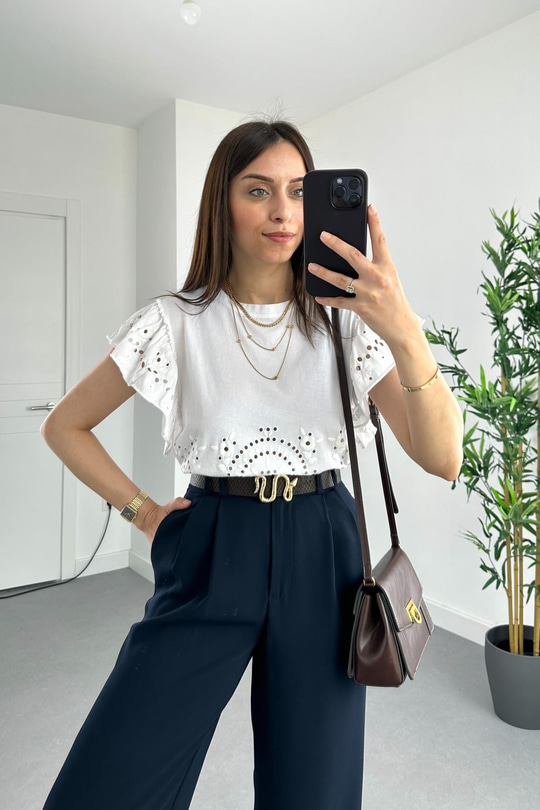 Beyaz Fisto Detaylı Fırfırlı Bluz