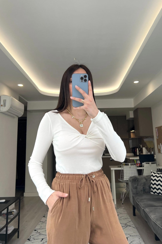 Beyaz Önü Düğümlü Bluz