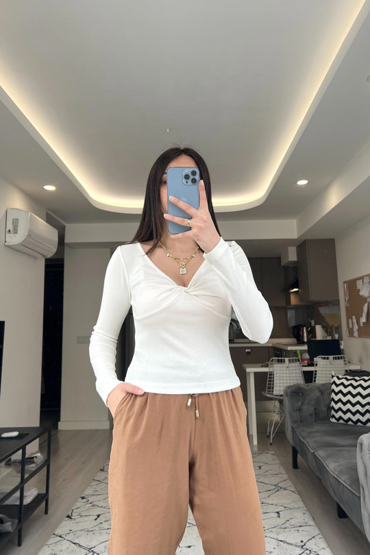 Beyaz Önü Düğümlü Bluz