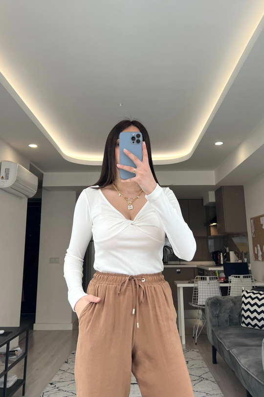 Beyaz Önü Düğümlü Bluz
