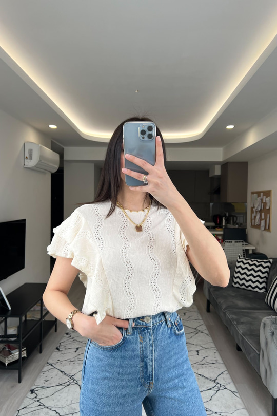 Ekru Fırfırlı Bluz
