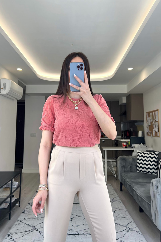 Pembe Dantel Detaylı Astarlı Bluz