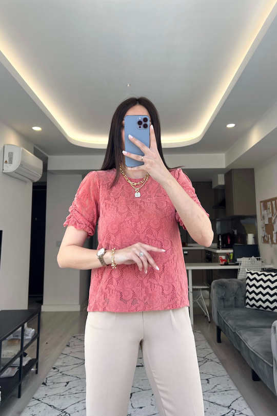 Pembe Dantel Detaylı Astarlı Bluz