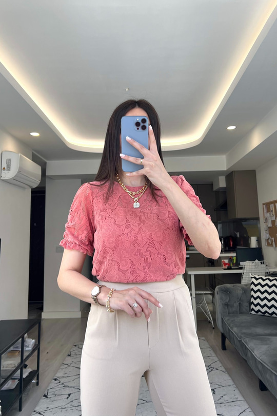 Pembe Dantel Detaylı Astarlı Bluz