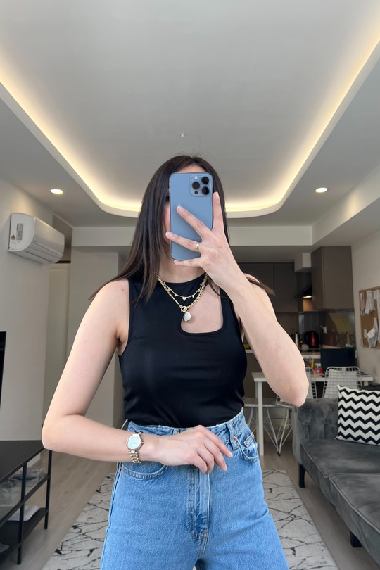 Siyah Pencere Detaylı Bluz