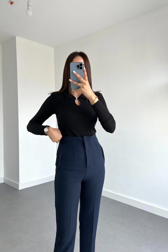 Siyah Yaka Taş Detaylı Bluz