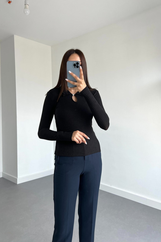 Siyah Yaka Taş Detaylı Bluz