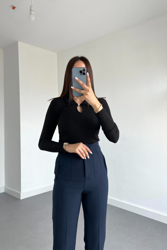Siyah Yaka Taş Detaylı Bluz