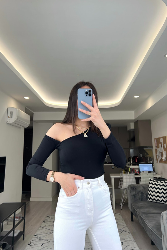 Vatkalı Tek Omuz Siyah Bodysuit