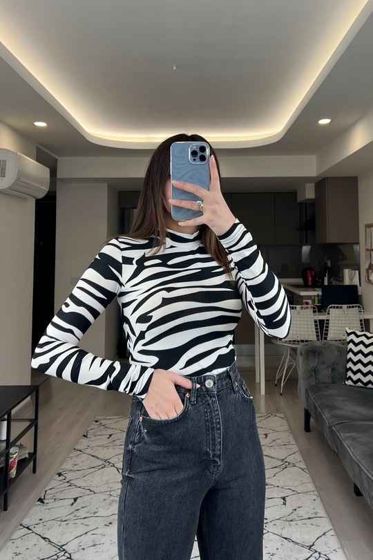 Zebra Desenli Siyah Beyaz Bluz