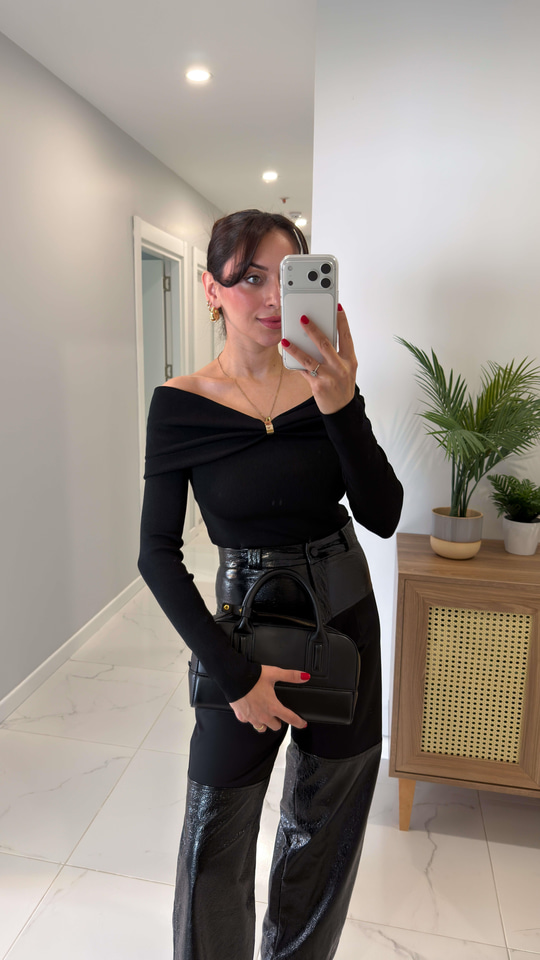 Dilvin Aldos Siyah Bardot Yaka Gold Toka Detaylı Triko