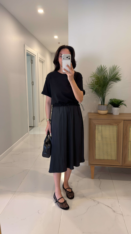 Dusna Siyah Büzgü Detaylı Elbise