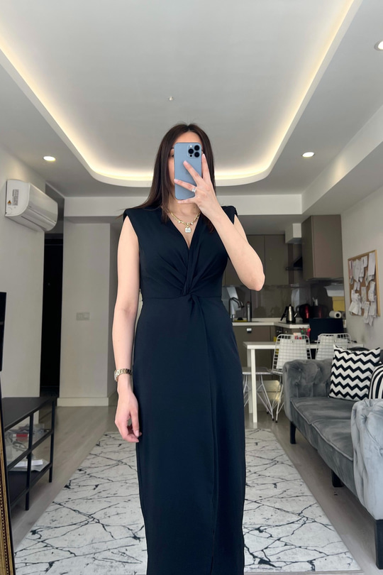 Siyah Önü Düğümlü Vatkalı Elbise