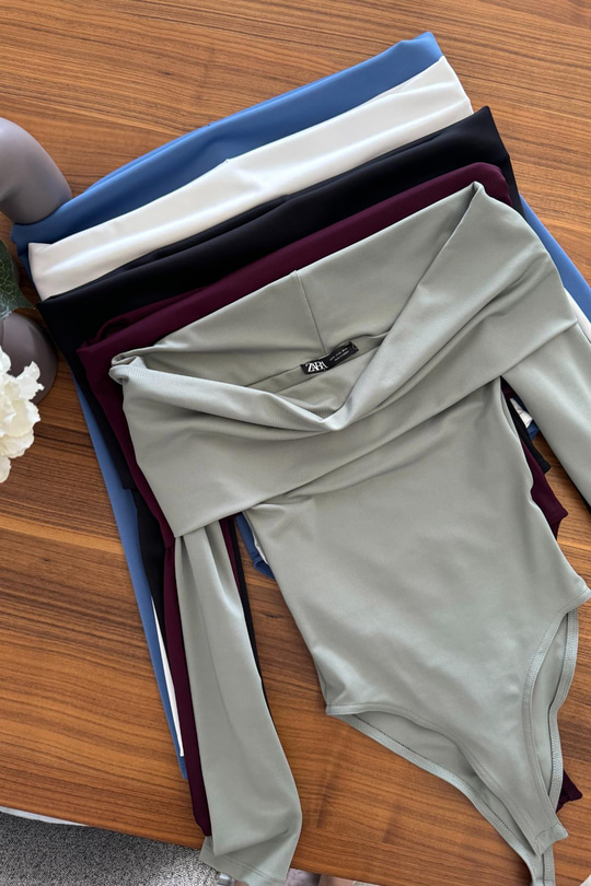 Leyly Mürdüm Madonna Yaka Bodysuit