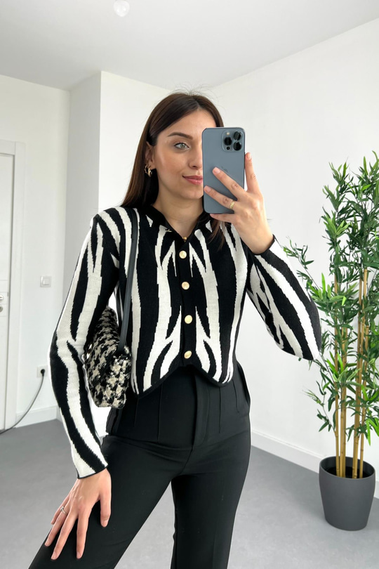 Siyah-Beyaz Zebra Desenli Vatkalı Asimetrik Kesim Düğme Detaylı Hırka