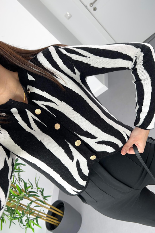 Siyah-Beyaz Zebra Desenli Vatkalı Asimetrik Kesim Düğme Detaylı Hırka