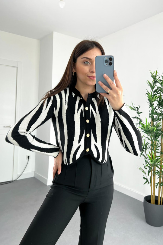Siyah-Beyaz Zebra Desenli Vatkalı Asimetrik Kesim Düğme Detaylı Hırka