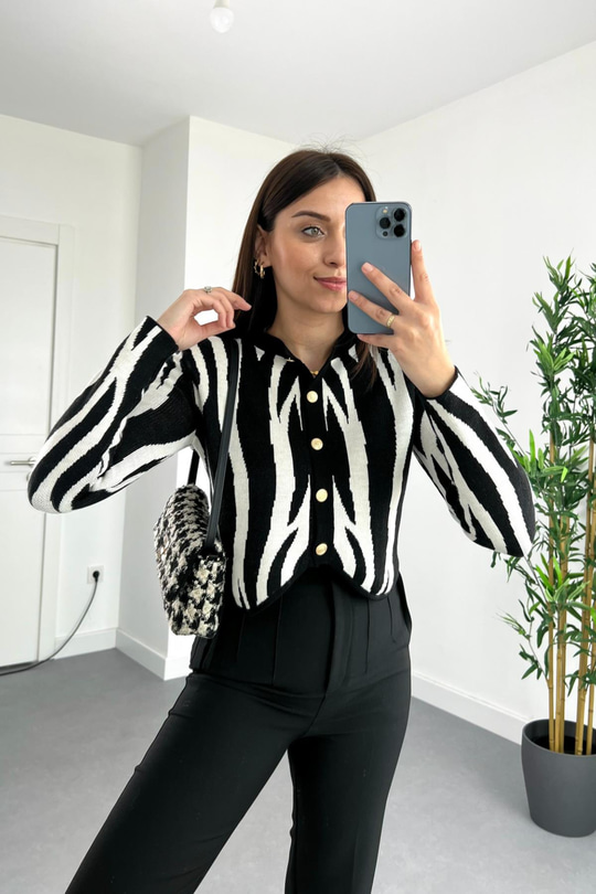 Siyah-Beyaz Zebra Desenli Vatkalı Asimetrik Kesim Düğme Detaylı Hırka