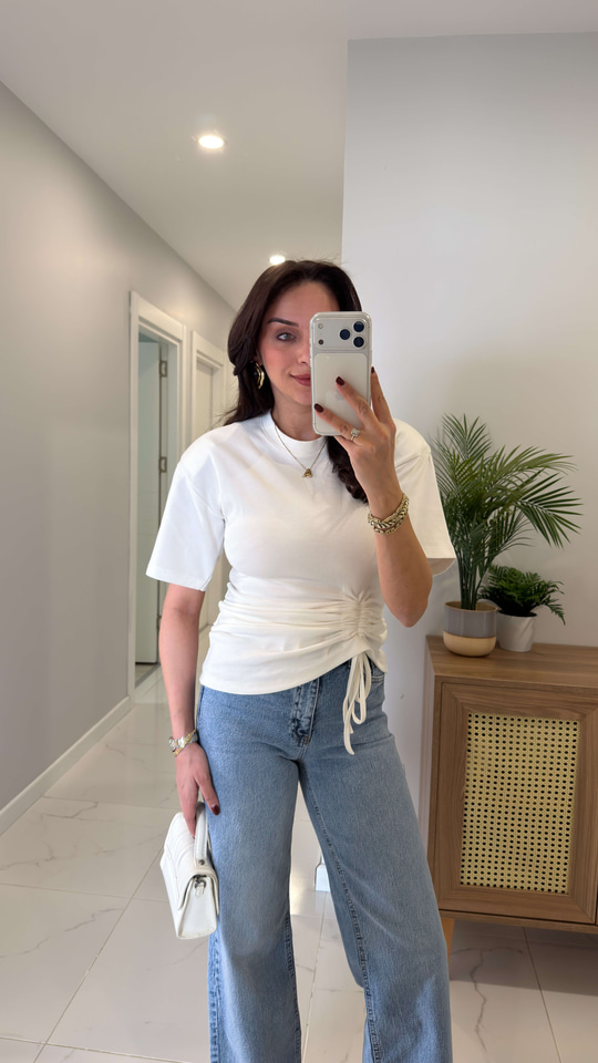 Letra Ekru Büzgü Detaylı Tişört