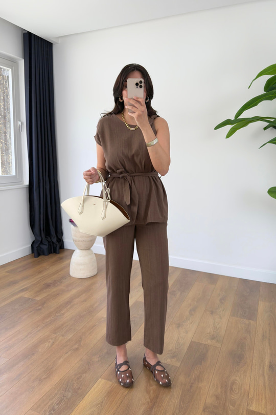Linda Kahve Omuzu Burmalı Kuşaklı Bluz Pantolon Takım
