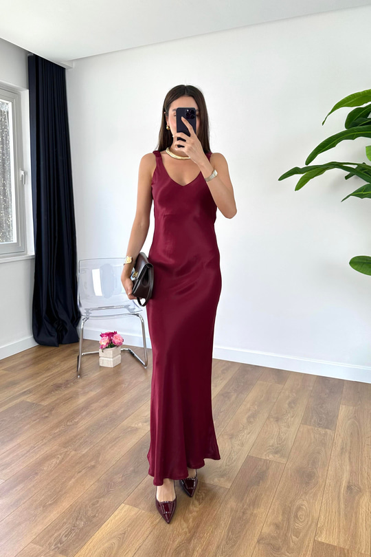 Lora Bordo Askı Büzgülü Saten Elbise