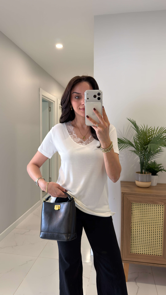 MD Wuggy Beyaz Yakası Dantelli Tişört