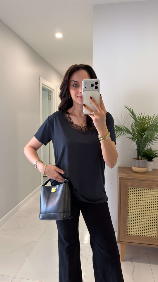 MD Wuggy Siyah Yakası Dantelli Tişört