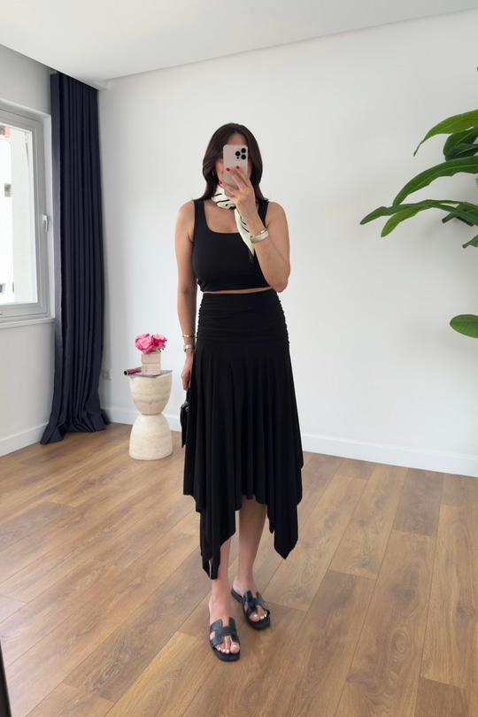 Sorti Siyah Drape Detaylı Asimetrik Kesim Etek