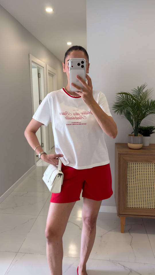 Tilda Ekru Kırmızı Yaka Detaylı Baskılı Tişört