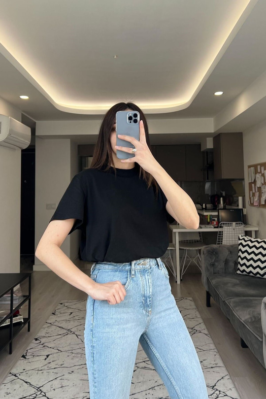 Siyah Dik Yaka Basic Tişört
