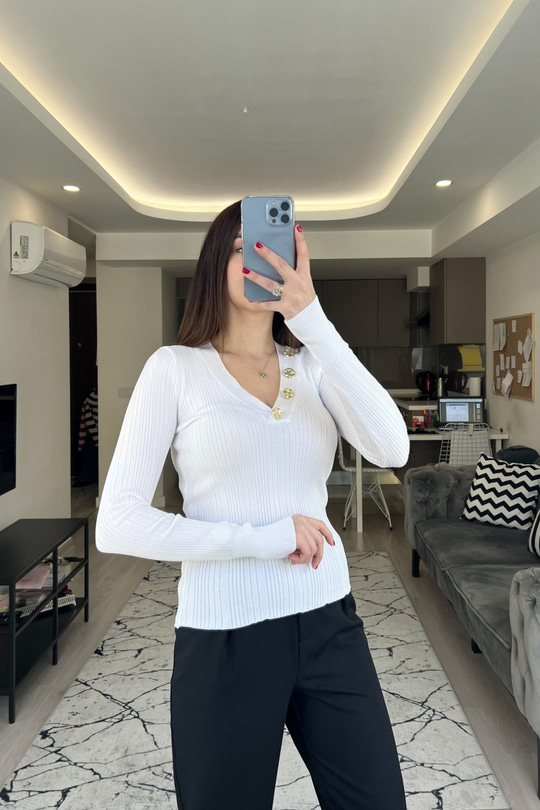 Beyaz Düğme Detaylı Triko