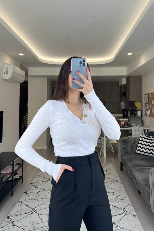 Beyaz Düğme Detaylı Triko