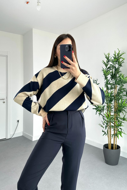 Lacivert Krem Asimetrik Çizgi Detaylı Dik Yaka Triko