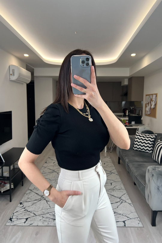 Siyah Omuz Detaylı Triko
