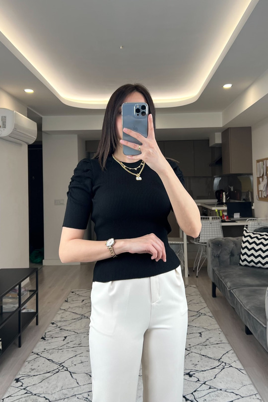 Siyah Omuz Detaylı Triko