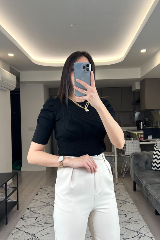 Siyah Omuz Detaylı Triko