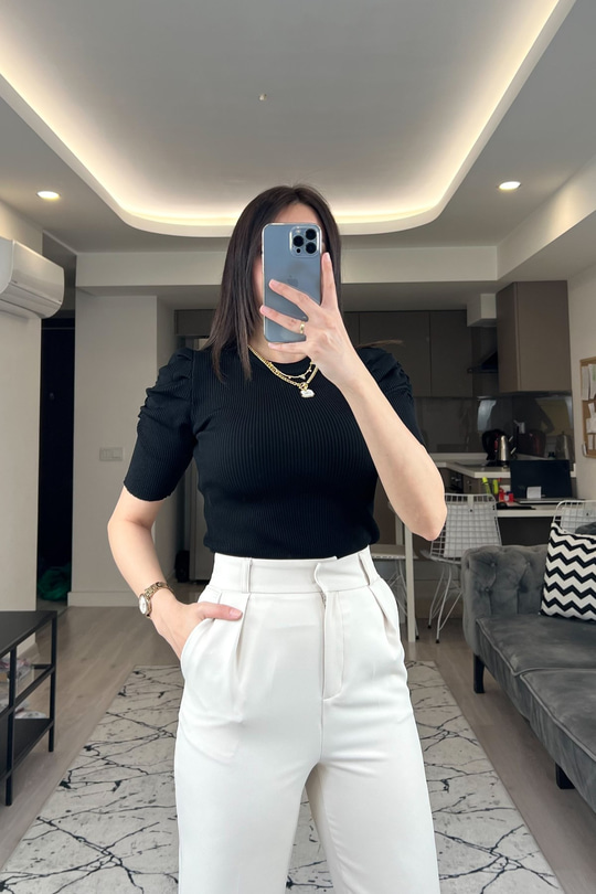 Siyah Omuz Detaylı Triko