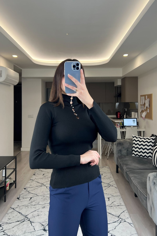 Siyah Taşlı Dik Yaka Triko