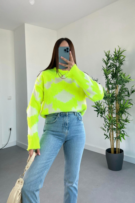 Velte Neon Tüylü Soyut Desenli Triko