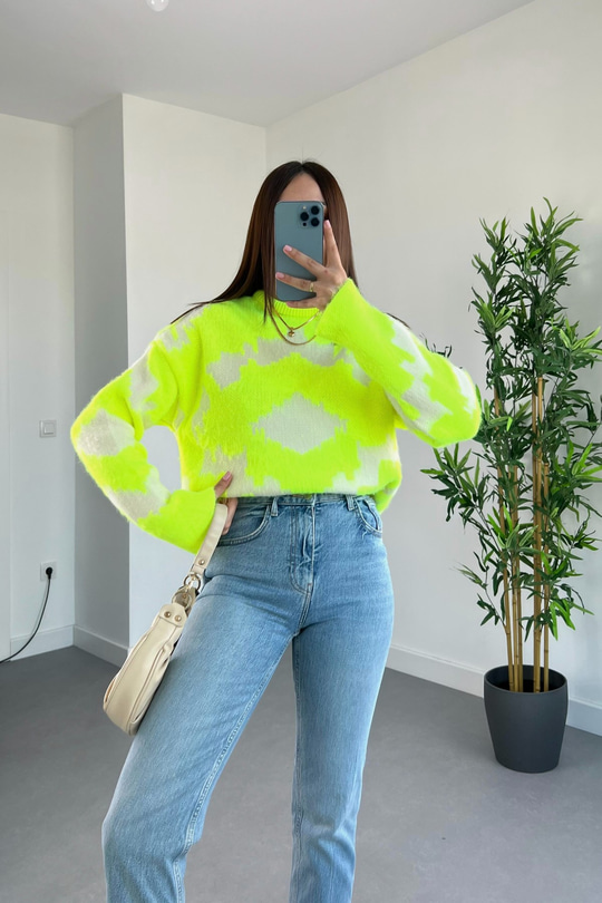 Velte Neon Tüylü Soyut Desenli Triko