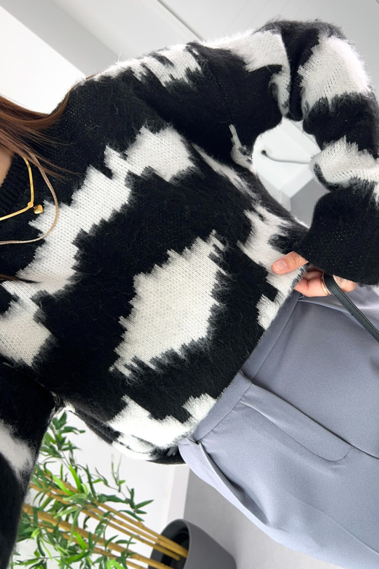 Velte Siyah Tüylü Soyut Desenli Triko