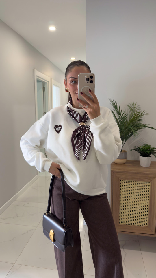 Utra Ekru Kalp Desenli Gold Toka Detaylı Fularlı Sweat
