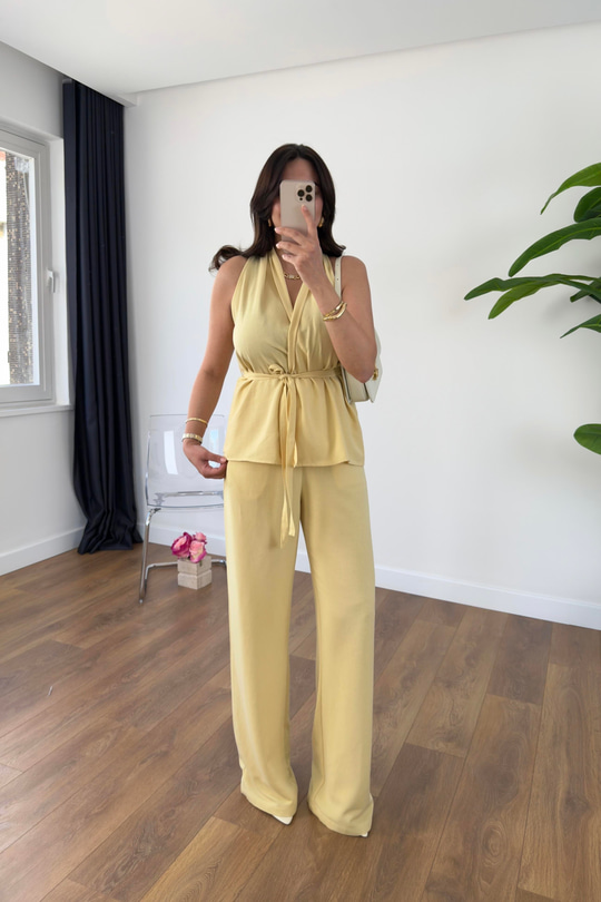 Wilda Sarı Kuşak Detaylı Bluz Pantolon Takım