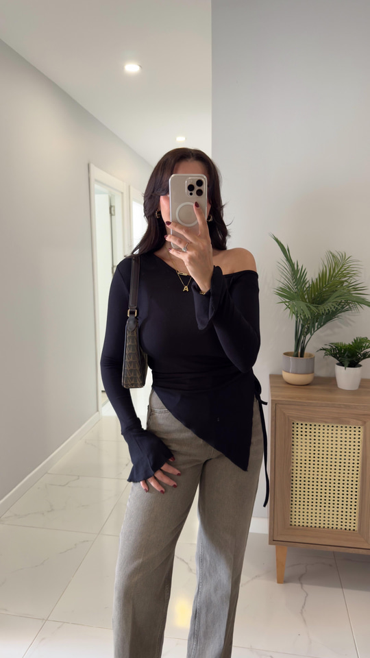 Yuki Siyah Omuzu Açık Bluz