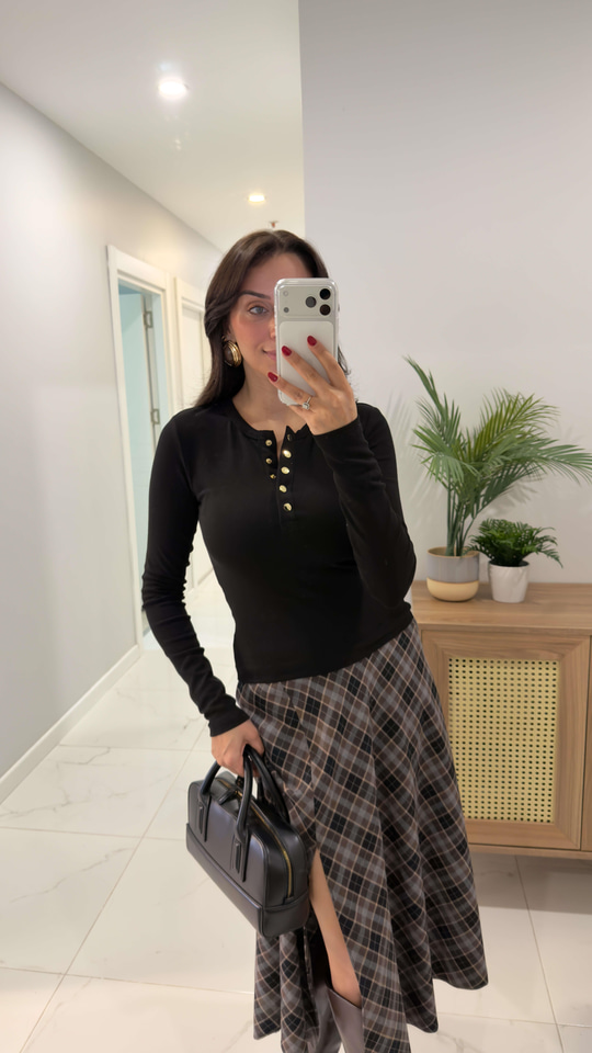 Yusra Siyah Çıtçıtlı Bluz