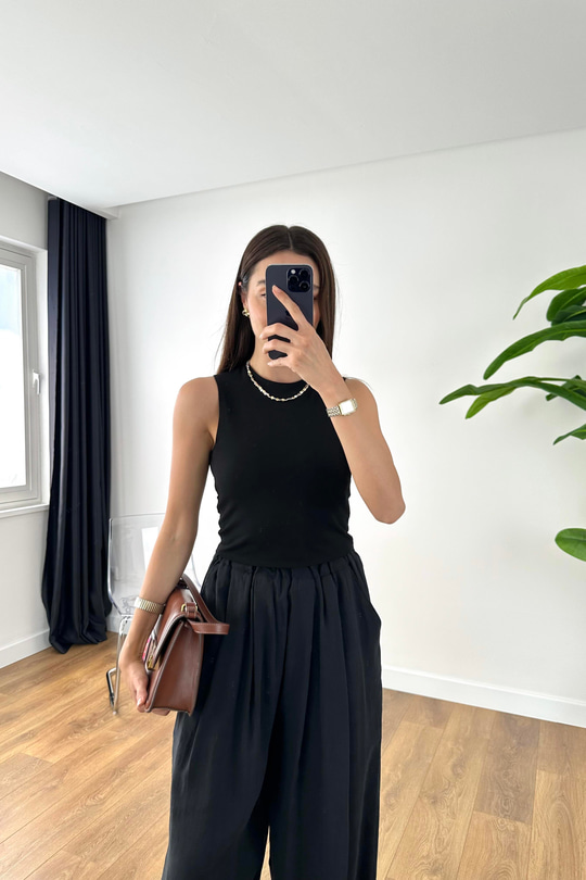 ZR Lela Siyah Bisiklet Yaka Crop Tişört