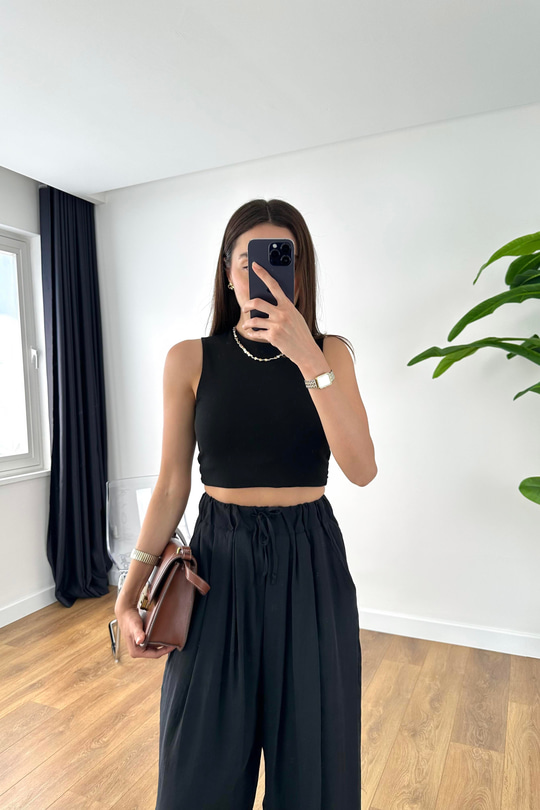 ZR Lela Siyah Bisiklet Yaka Crop Tişört