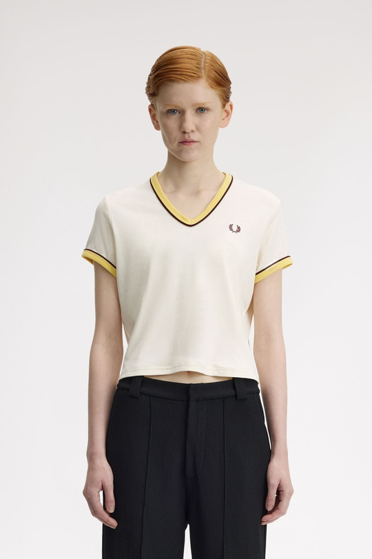 Fred Perry Fred Perry Kadın Normal Kesim Pamuklu Havlu Kumaş V Yaka Kısa Kollu Crop Ekru T-Shirt G2166-560